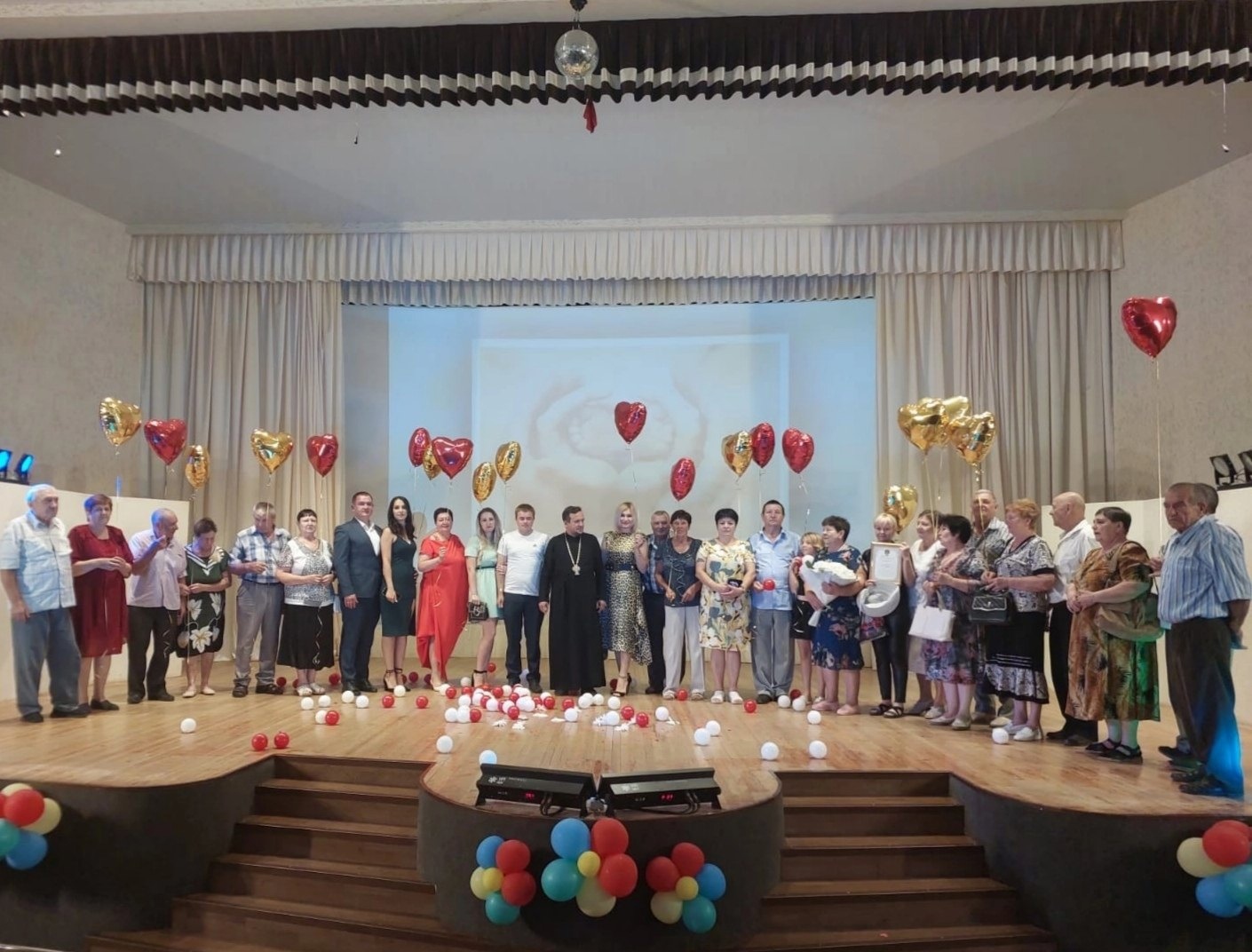 В окружном Доме культуры поздравляли супругов, которые счастливо живут в любви и согласии.