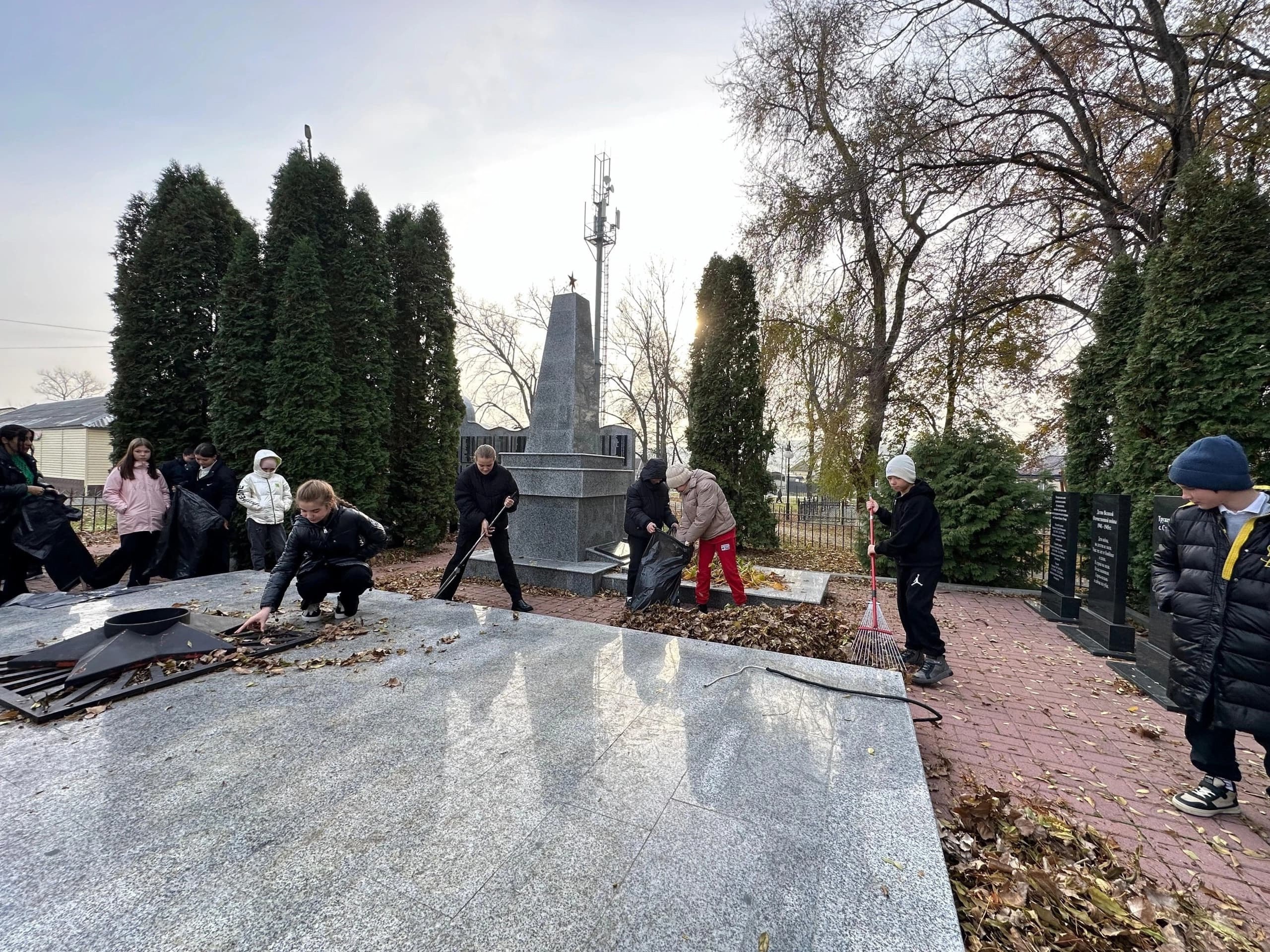 Старомарьевские школьники навели порядок у мемориала «Огонь Памяти».