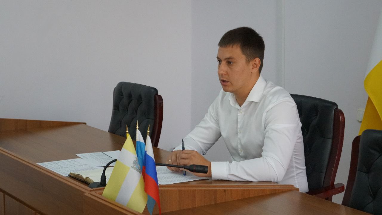 Еженедельное планерное совещании прошло под председательством первого заместителя главы администрации Грачевского муниципального округа Максима Дмитриевича Шкабурина.