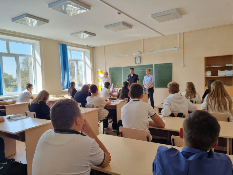 Сотрудники полиции провели профилактические беседы с учениками школы. Сотрудники полиции провели профилактические беседы с учениками школы.