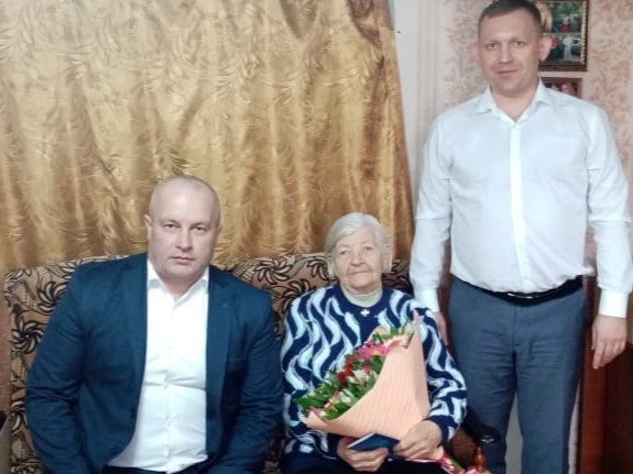 Глава Грачевского округа поздравил с наступающим праздником Александру Георгиевну Токареву. Глава Грачевского округа поздравил с наступающим праздником Александру Георгиевну Токареву.