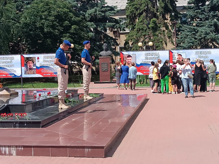 В Кугульте прошло торжественное открытие портретов участников СВО. В Кугульте прошло торжественное открытие портретов участников СВО.