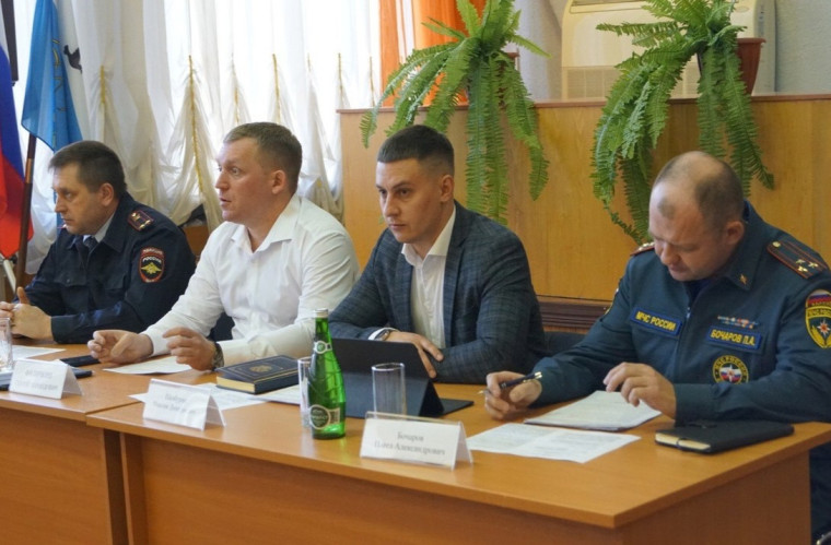 Заседание антитеррористической комиссии и комиссии по предупреждению и ликвидации чрезвычайных ситуаций и обеспечению пожарной безопасности. Заседание антитеррористической комиссии и комиссии по предупреждению и ликвидации чрезвычайных ситуаций и обеспечению пожарной безопасности.
