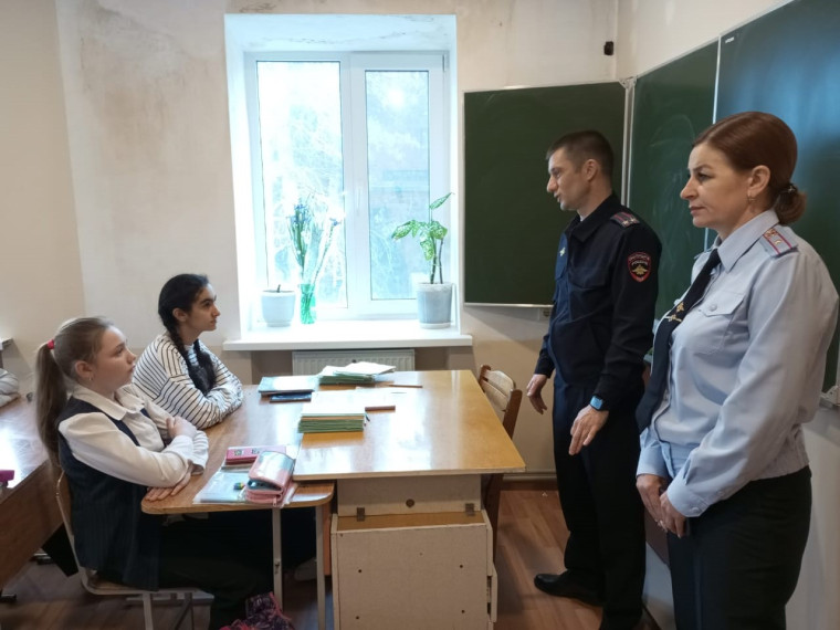 Инспекторы по делам несовершеннолетних провели профилактические беседы с подростками. Инспекторы по делам несовершеннолетних провели профилактические беседы с подростками.
