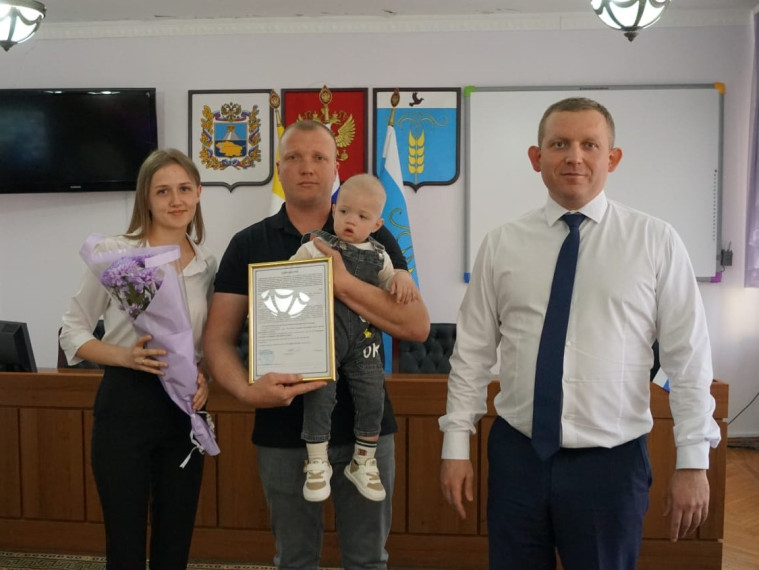Еще 12 молодых семей из Грачевского округа получили свидетельства на социальные выплаты для улучшения жилищных условий за счет бюджета Ставропольского края и округа. Еще 12 молодых семей из Грачевского округа получили свидетельства на социальные выплаты для улучшения жилищных условий за счет бюджета Ставропольского края и округа.
